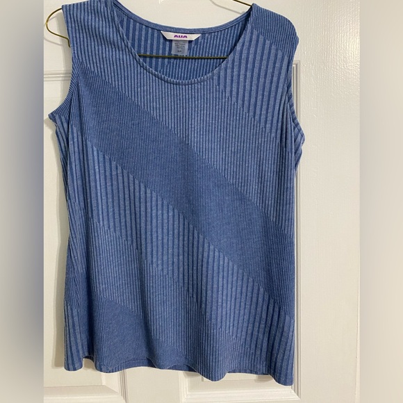 Alia sweater set size small but fits more like a med/lg - Picture 3 of 5